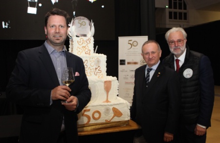 Andres Rosberg (président de l'ASI), Giuseppe Vaccarini et Philippe Faure-Brac, présidents des sommeliers italiens et français, deux des pays fondateurs. Andres Rosberg (président de l'ASI), Giuseppe Vaccarini et Philippe Faure-Brac, présidents des sommeliers italiens et français, deux des pays fondateurs.