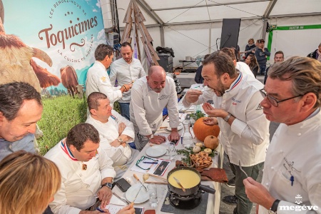 Le jury se concerte sur le choix du lauréat de la meilleure fondue : Guillaume Gomez MOF chef de l'Elysée, Christophe Marguin , président des Toques blanches lyonnaises, Bernard Murer Rauvaud, Franck Reynaud, parrain international, Emmanuel Renaut, président de Toquicimes, et Pierre Marin, chef étoilé.