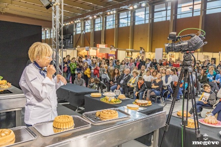 Mercotte retient toute l'attention pour la recette des biscuits de Savoie.
