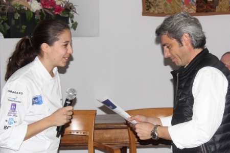 Le chef Denis Fétisson a signé la charte du restaurateur engagé lors de la soirée.