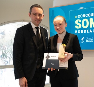 Antoine Pétrus et Emma Hubert lors de la remise du prix Som'Bordeaux. Antoine Pétrus et Emma Hubert lors de la remise du prix Som'Bordeaux.