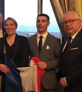 Elsa Jeanvoine et Valentin Mérot, ici avec Jean-Marie Ancher, co-fondateur de l'Association Jean-Claude Vrinat pour la valorisation des métiers de la restauration et plus précisément des métiers du service en salle.