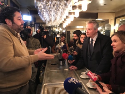Laurent Négre propriétaire de la brasserie La grille de Montorgueil expliquant au ministre et à sa secrétaire d'Etat, les difficultés rencontrés en raison des grèves