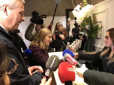 Manon Sardou réceptionniste à l'hôtel Victoire Opéra accueille Bruno Le Maire et Agnès Pannier-Runacher