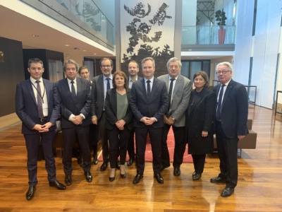 De g. à d. : Nicolas Dayot, Georges Rudas, Leslie Rival (Alliance France Tourisme), Christian Mantei, Marie-Reine Fischer, Laurent Queige, Jean-Baptiste Lemoyne, Roland Heguy, Valérie Boned, et Didier Chenet. De g. à d. : Nicolas Dayot, Georges Rudas, Leslie Rival (Alliance France Tourisme), Christian Mantei, Marie-Reine Fischer, Laurent Queige, Jean-Baptiste Lemoyne, Roland Heguy, Valérie Boned, et Didier Chenet.