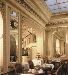 Agelina a su conserver son cadre historique, rue de Rivoli, et se développer.