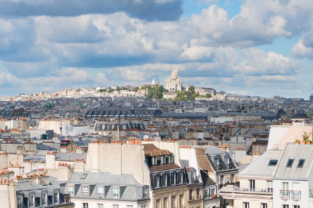 La butte Montmartre domine Paris et sa place du Tertre est un lieu partagé entre les terrasses des restaurateurs et les artistes peintres.