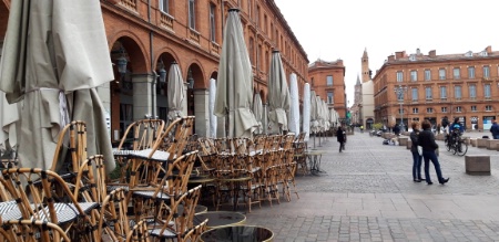 La place du Capitole à Toulouse attend la réouverture de ses terrasses. La place du Capitole à Toulouse attend la réouverture de ses terrasses.