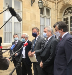 De g à d : Hervé Dijols (SNRTC), Didier Chenet (GNI), Sébastien Bazin, Roland Héguy (Umih) et Jean-Virgile Crance (GNC). De g à d : Hervé Dijols (SNRTC), Didier Chenet (GNI), Sébastien Bazin, Roland Héguy (Umih) et Jean-Virgile Crance (GNC).