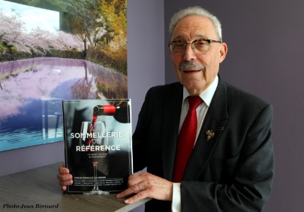 Paul Brunet récompensé pour son dernier livre, La Sommellerie de référence.