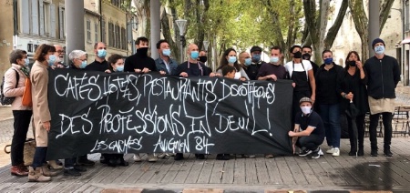 À midi, les professionnels de la place des Carmes se sont réunis pour manifester leur solidarité. À midi, les professionnels de la place des Carmes se sont réunis pour manifester leur solidarité.