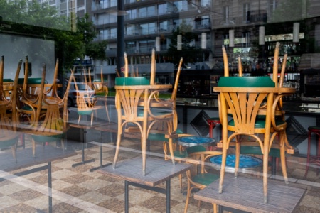Le président des restaurateurs de l'Umih est à la fois soulagé pour ses troupes mais en colère de voir des bars fermés alors que le protocole sanitaire pourrait être appliqué. Le président des restaurateurs de l'Umih est à la fois soulagé pour ses troupes mais en colère de voir des bars fermés alors que le protocole sanitaire pourrait être appliqué.