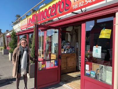 Sabine Ferrand devant son établissement. à Saint-Laurent-Nouan, Sabine Ferrand devant son établissement. à Saint-Laurent-Nouan,