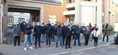 Michaël Schmitt, entouré de professionnels, devant le Tribunal de Commerce d'Evreux. Michaël Schmitt, entouré de professionnels, devant le Tribunal de Commerce d'Evreux.