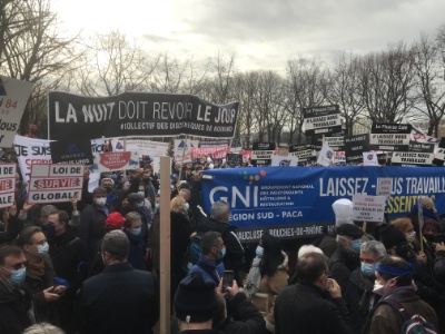Plus de 5 000 manifestants, lundi 14 décembres, se sont réunis sur l'esplanade des Invalides.