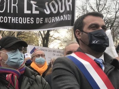Plusieurs députés et sénateurs étaient présents pour soutenir le secteur dont le député Christophe Blanchet, lui-même entrepreneur CHR.