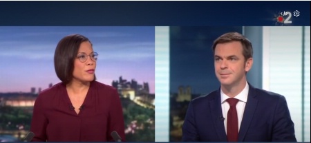 Olivier Véran, présent sur le plateau du 20 heures de France 2 mardi 29 décembre. A gauche : Karine Baste-Régis, présentatrice du JT. Olivier Véran, présent sur le plateau du 20 heures de France 2 mardi 29 décembre. A gauche : Karine Baste-Régis, présentatrice du JT.