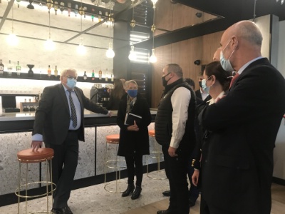 De g à d : Pierre-Frédéric Roulot, Elisabeth Borne et le directeur de la restauration de Chaud Devant ! Christophe Macedo. De g à d : Pierre-Frédéric Roulot, Elisabeth Borne et le directeur de la restauration de Chaud Devant ! Christophe Macedo.