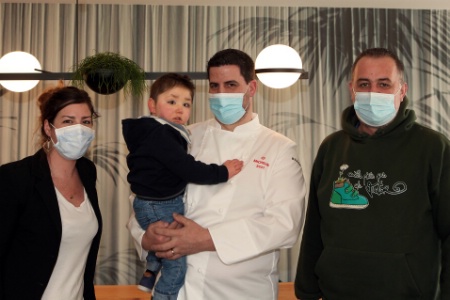 Victor et ses parents, Caroline et Frédéric Débois, et le chef Vincent Favre Félix Victor et ses parents, Caroline et Frédéric Débois, et le chef Vincent Favre Félix
