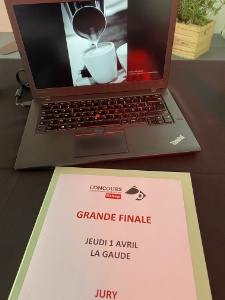 Un grand et un ordinateur portable ont relayé les jurés, les équipes Malongo, les candidats et leurs enseignants.