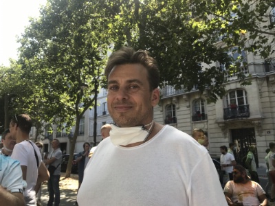 Thierry Fontaine lors de la manifestation organisée à Paris le dimanche 12 juillet pour dénoncer la situation des discothèques.