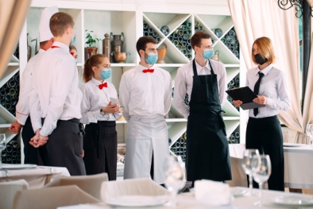 La reprise du service à l'intérieur des restaurants est une étape importante et très attendue par la profession. La reprise du service à l'intérieur des restaurants est une étape importante et très attendue par la profession.