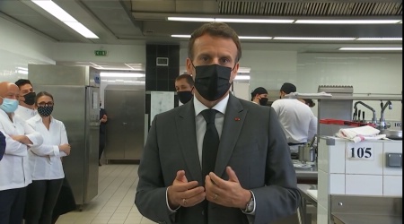 Emmanuel Macron dans les cuisines du lycée hôtelier.