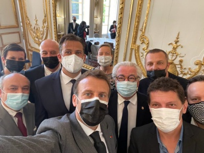 Selfie du président de la République avec les représentants des discothèques, notamment Thierry Fontaine et Didier Chenet. Selfie du président de la République avec les représentants des discothèques, notamment Thierry Fontaine et Didier Chenet.