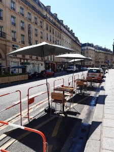Cet été, près de 70 % des extensions de terrasses parisiennes se situaient sur des places de livraison.