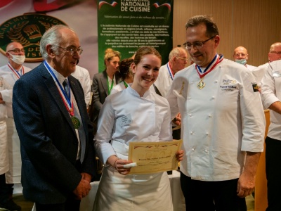 Justine Biscuit remporte le prix du dessert de restaurant.