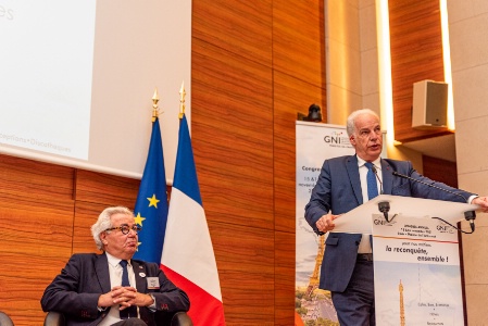 Alain Griset, ministre délégué aux PME, à la tribune, en compagnie de Didier Chenet.