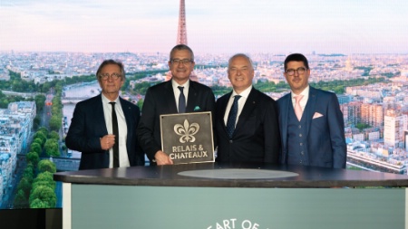 Dominique Giraudier, directeur général de l'Institut Paul Bocuse, nouveau membre des Relais & Châteaux, entouré d'Olivier Roellinger, Philippe Gombert et Anthony Torkington. Dominique Giraudier, directeur général de l'Institut Paul Bocuse, nouveau membre des Relais & Châteaux, entouré d'Olivier Roellinger, Philippe Gombert et Anthony Torkington.