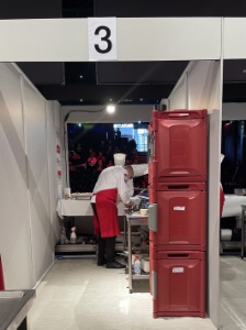 La candidate Sarah Yancenne, en plein travail dans son box.