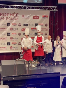Paul Méhu, élève en bachelor management international des arts culinaires à l'institut Paul Bocuse à Écully (69), accompagné d'Olivier Pons, a gagné le second prix du Trophée Jean Rougié.