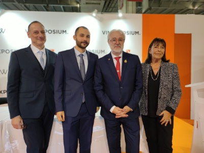 De gauche à droite : Thierry Pedros, responsable des partenaires pour l'UDSF, Salvatore Castano, meilleur sommelier d'Europe en titre, Philippe Faure-Brac, président de l'UDSF et meilleur sommelier du monde 1992 et Michèle Chantome, de l'Association de la sommellerie internationale .
