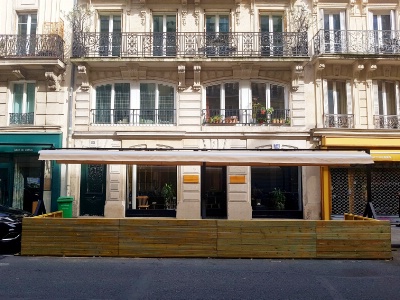 Les terrasses estivales installées sur une place de stationnement doivent désormais être équipées d'un plancher en dur.