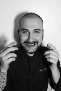 Le chef Guillaume Dunos s'inquiète pour les transgenres qui ont du mal à accéder aux métiers de service.
