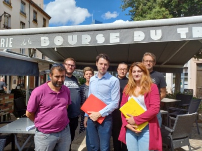 Les restaurateurs aux côtés de leur avocat. Les restaurateurs aux côtés de leur avocat.