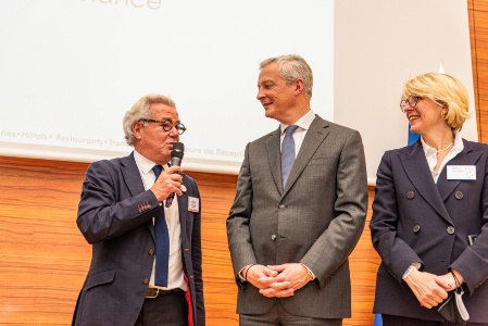Bruno Le Maire, à l'occasion du congrès annuel du GNI. À gauche : Didier Chenet, à droite : Catherine Querard, vice présidente du GNI.