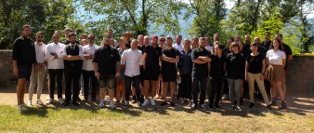 Les 22 chefs (et une partie de leur équipe) ravis de se retrouver ensemble pour cette journée de présentation de la gastronomie locale. Les 22 chefs (et une partie de leur équipe) ravis de se retrouver ensemble pour cette journée de présentation de la gastronomie locale.
