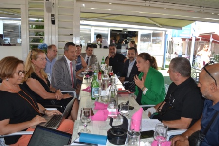Pour son premier déplacement en tant que ministre, Olivia Grégoire a rencontré les professionnels de l'hôtellerie-restauration, du tourisme et du commerce de l'Hérault afin de chercher des solutions à la pénurie actuelle de main-d'oeuvre. Pour son premier déplacement en tant que ministre, Olivia Grégoire a rencontré les professionnels de l'hôtellerie-restauration, du tourisme et du commerce de l'Hérault afin de chercher des solutions à la pénurie actuelle de main-d'oeuvre.