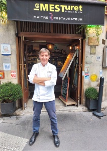 Alain Fontaine, président de l'Association française des Maîtres restaurateurs, devant son restaurant, Le Mesturet, à Paris (IIe)