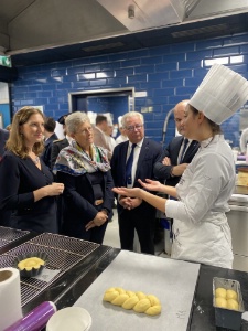 Visite des cuisines du CFA Médéric pour les ministres. De g. à d. : Carole Granjean, Geneviève Darrieussecq, Didier Chenet, une apprentie.