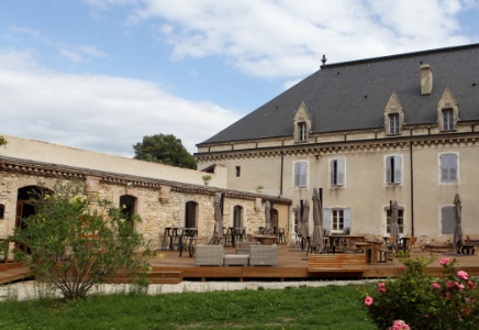 Le restaurant occupe les anciennes dépendances, dans la partie gauche du château.