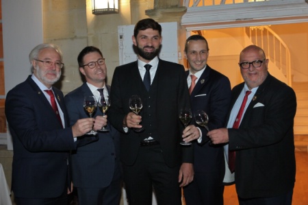 Philippe Faure-Brac et Jean-Pascal Paubert entourant les finalistes : Mikael Grou, Pierre Vila Palleja et Xavier Thuizat. Philippe Faure-Brac et Jean-Pascal Paubert entourant les finalistes : Mikael Grou, Pierre Vila Palleja et Xavier Thuizat.