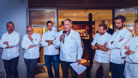 Jacques Mazerand (au micro) avec une partie des Chefs d'Oc à l'occasion de la soirée d'anniversaire de l'association. Jacques Mazerand (au micro) avec une partie des Chefs d'Oc à l'occasion de la soirée d'anniversaire de l'association.