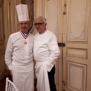 'Un MOF a toujours la volonté de faire mieux demain ce qu'il n'a pas fait hier', martèle le chef Philippe Girardon, ici en compagnie d'Alain Ducasse lors du dîner des chefs organisé à la préfecture de l'Isère la veille de la finale du MOF cuisine. 'Un MOF a toujours la volonté de faire mieux demain ce qu'il n'a pas fait hier', martèle le chef Philippe Girardon, ici en compagnie d'Alain Ducasse lors du dîner des chefs organisé à la préfecture de l'Isère la veille de la finale du MOF cuisine.