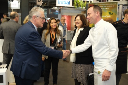 Déambulation de Béatrice Gravier et du chef étoilé Christophe Hay, parrain d'EquipHotel 2022, dans les allées du salon.
