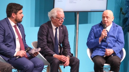 Conférence inaugurale d'EquipHotel 2022, avec, de gauche à droite : le député Guillaume Kasbarian, Didier Chenet (GNI) et Thierry Marx (Umih).