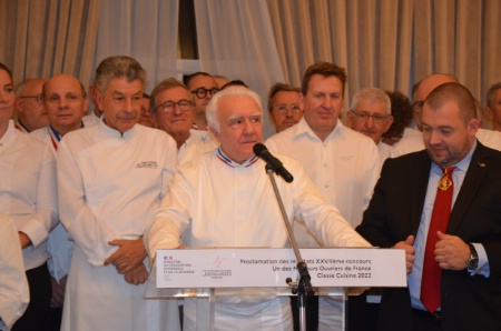 Alain Ducasse, président du jury la 27e édition du concours, annonce les résultats.